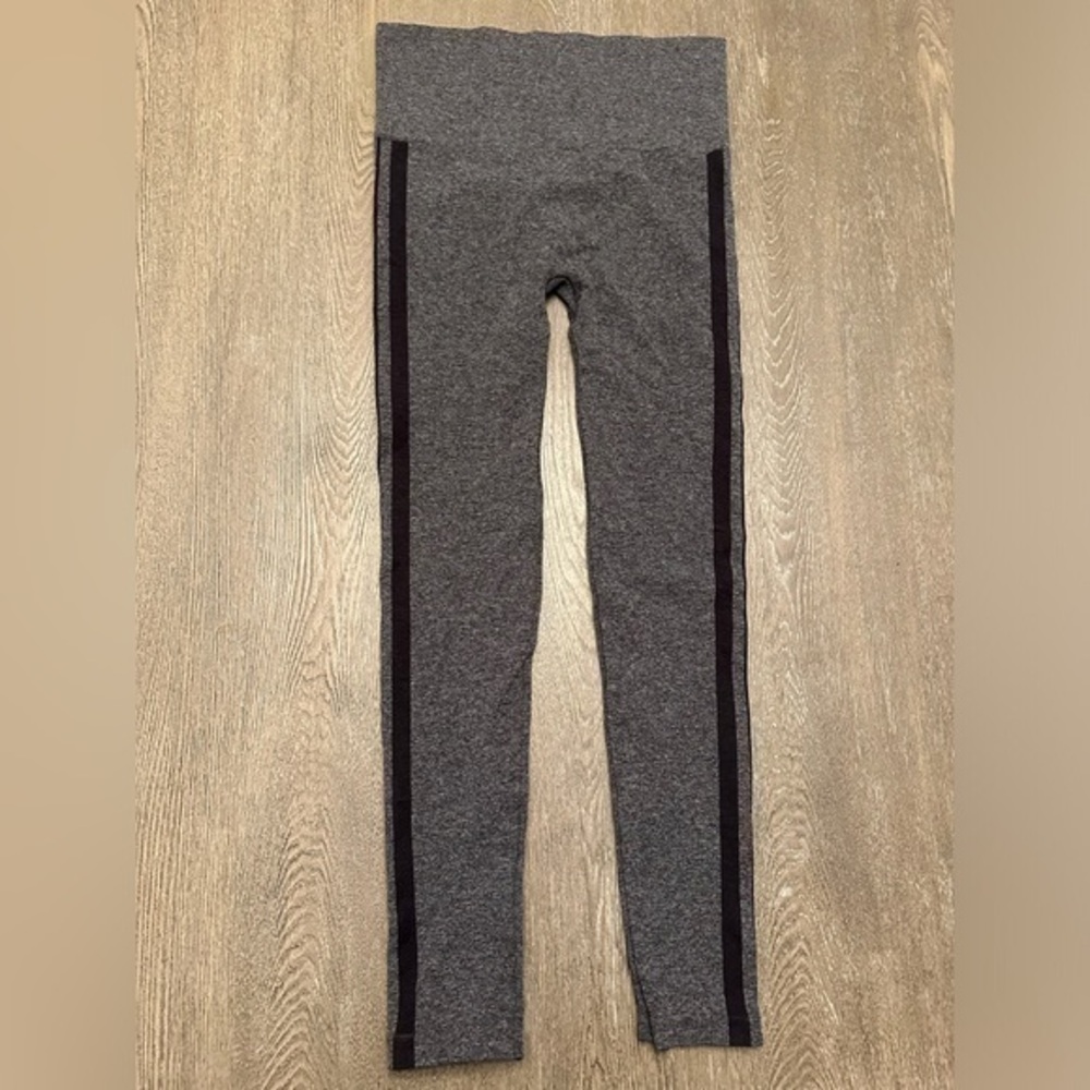 NWOT ASSETS BY SPANX GREY WITH BLACK STRIPE LEGGINGS - Size Medium SKU:485